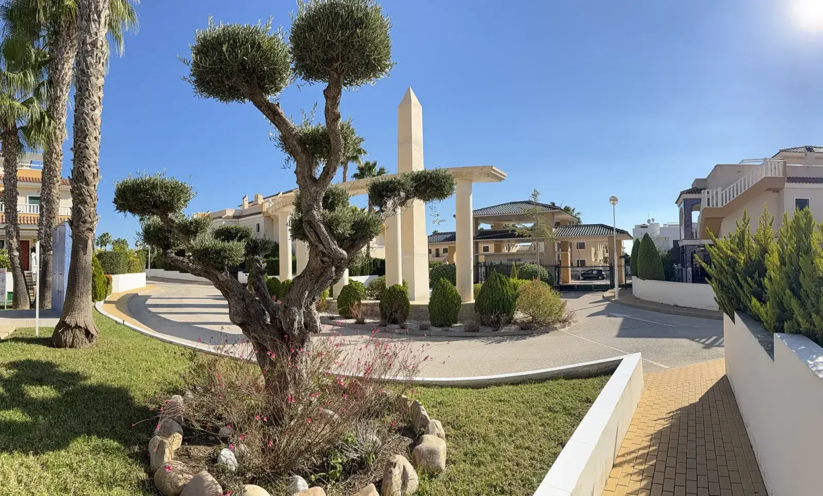 Casa Flamingo - green surroundings of the estate
