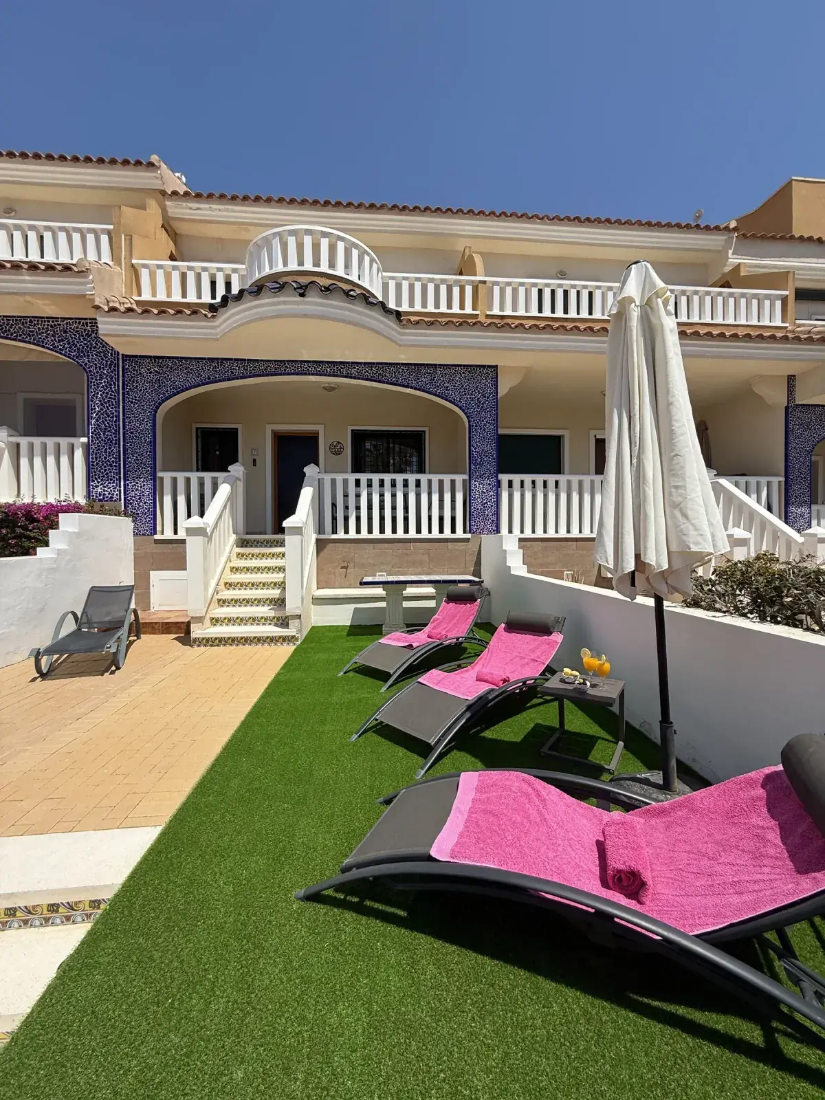 Casa Flamingo - terrace with sun loungers