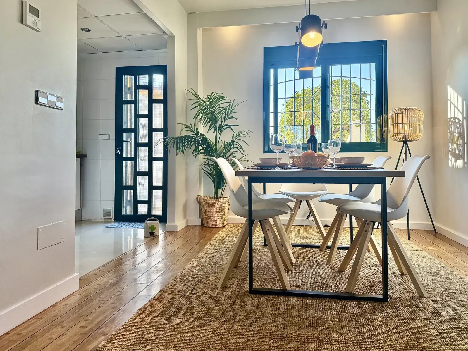 Casa Flamingo - bright dining room