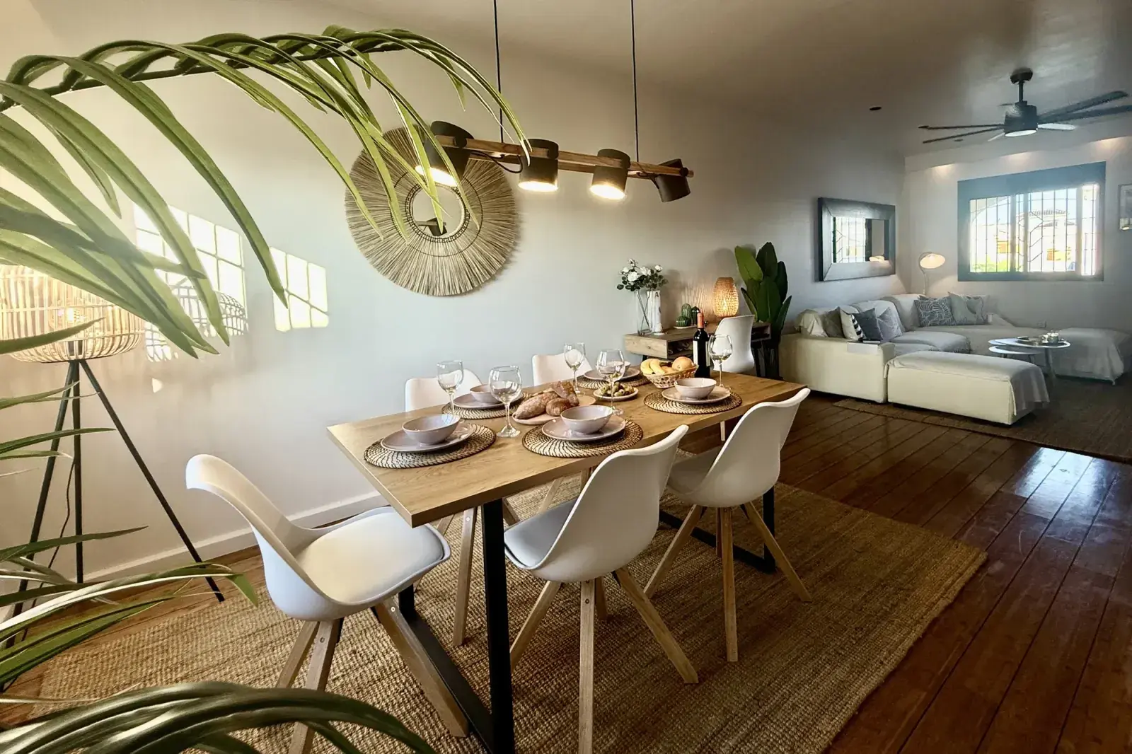 Casa Flamingo - dining and lounge area