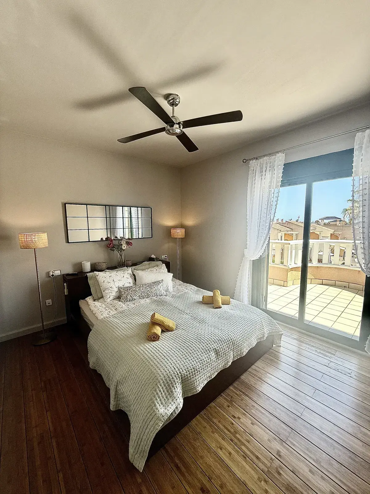 Casa Flamingo - bedroom with balcony